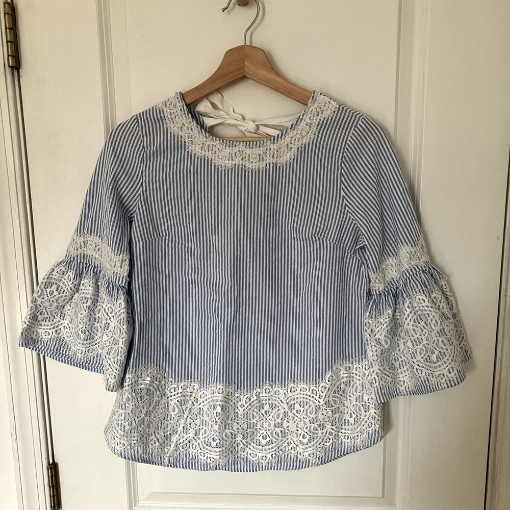 🎉 3/$15 Valerie Stevens Bell Sleeve Top w Lace S